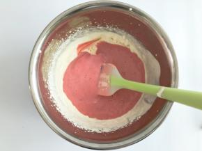 将草莓酸奶和淡奶油混合