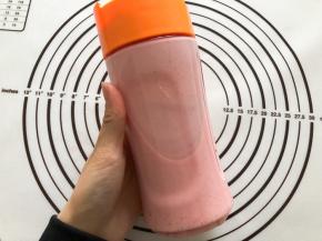 打成细腻的草莓酸奶糊