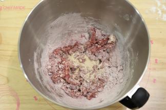 将面包的所有材料（除了黄油和盐）放入厨师机桶内。