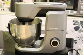 厨师机插上电源，先旋转按钮至2档，混合面团，再调3档，开始揉面。