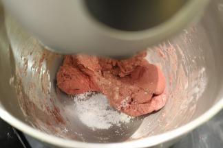 面团成团后，放入盐。