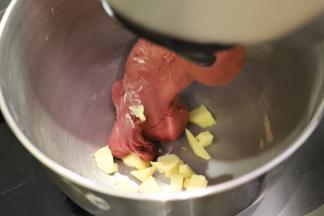 揉至面团能拉出比较坚韧的薄膜时放入软化的黄油。