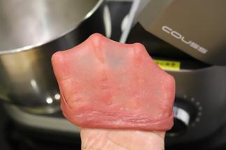 将面团打至扩展阶段，可以拉出大片的薄膜。