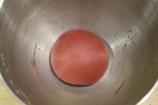 面团取出滚圆，重新放入厨师机桶内，盖上保鲜膜，室温26度一发。