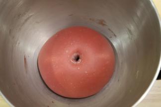 发酵至面团两倍大，手粘面粉插入面团，洞口不塌陷不回缩。