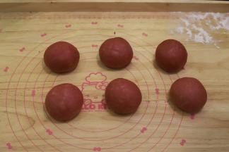 将面团平均分成6份，滚圆静置15分钟。