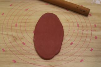 取一个面团，擀成椭圆形。