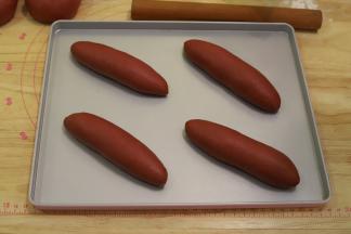 依次做好所有的面包胚，放入烤盘。