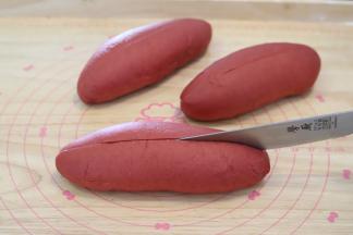 出炉的面包移至晾架上放凉，用面包刀从中间切开，但不要切断。