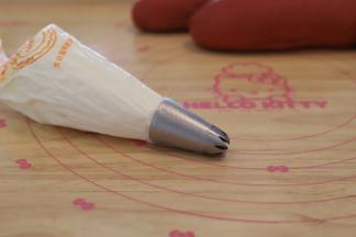 淡奶油+糖打发至裱花状态，装入装有8齿裱花嘴的裱花袋内。