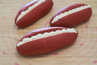 在面包的中间挤好花型。