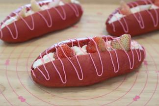 摆放好洗净擦干的草莓，挤上巧克力酱。