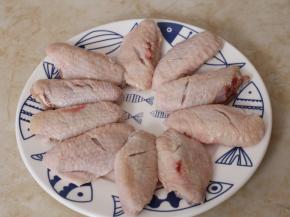 鸡翅清洗干净，用厨房纸巾吸干水分，前后都划上两刀，这样更入味。