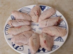 鸡翅清洗干净，用厨房纸巾吸干水分，前后都划上两刀，这样更入味。