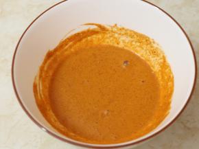 奥尔良调味料倒入碗中，加入清水搅拌均匀。