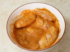 将鸡翅放入调料中，稍微腌制一会。