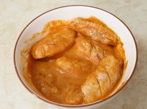 将鸡翅放入调料中，稍微腌制一会。