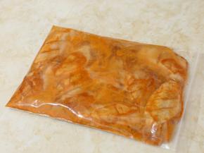 把鸡翅连同调料倒入密封袋中，放入冰箱冷藏过夜。