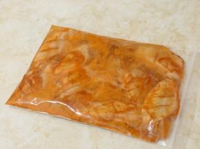 把鸡翅连同调料倒入密封袋中，放入冰箱冷藏过夜。