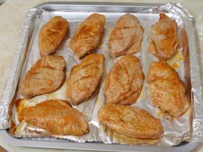 第二天取出腌制好的鸡翅，摆放到烤盘中。