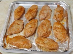 第二天取出腌制好的鸡翅，摆放到烤盘中。