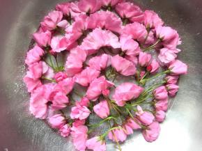 在容器中摆放一层樱花撒一层盐