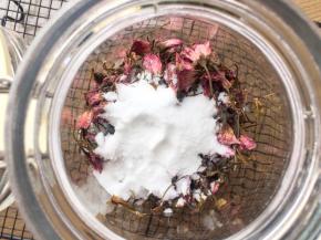 装入干净、干燥的容器里，撒上白存用盐，摇晃均匀