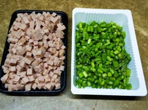 将芦笋、五餐肉分别切粒