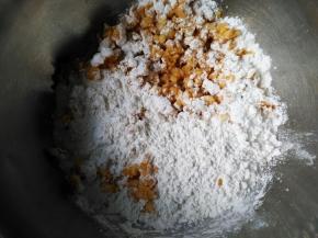 加入白糖和糯米粉