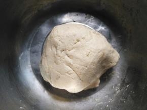 揉成软硬适中的面团