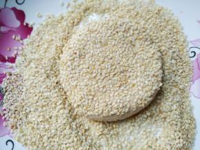 按扁，两面沾上芝麻