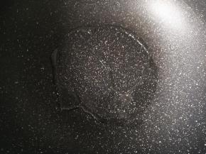 不粘锅里放适量油