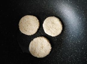 放入饼，小火煎至上色