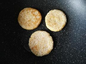 翻面，继续小火煎