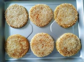 两面都上色均匀后即可出锅，趁热食用