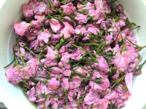 将腌好的樱花水倒掉，轻轻挤干水分后加入米醋，用保鲜膜封好，压重物避光处醋渍5～7天