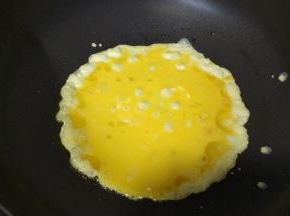 鸡蛋先炒好盛出