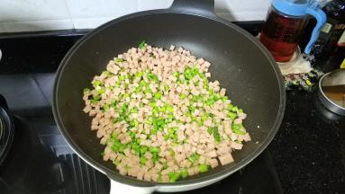倒入五餐肉粒炒均匀