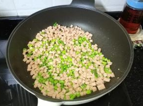 倒入五餐肉粒炒均匀