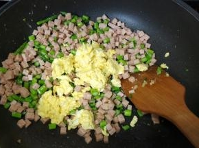 倒入鸡蛋炒均匀