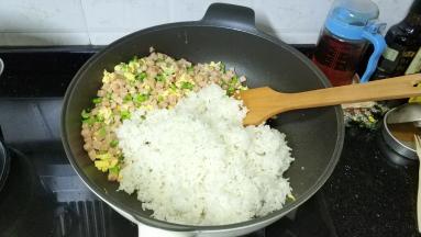 放入剩米饭