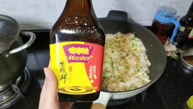 倒入适量酱油