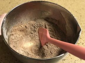 将所有粉类、盐及白砂糖混合均匀。