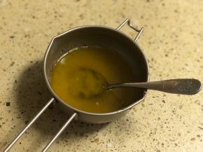 黄油提前融化。