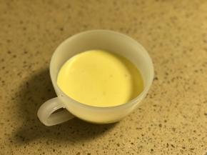 加入牛奶搅拌均匀。