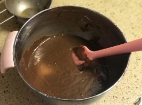 再加入黄油翻拌均匀。