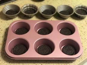 每个模具底部都放一块儿奥利奥饼干。