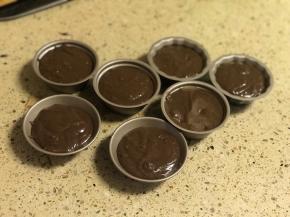 再倒入剩余巧克力蛋糕液，大概8分满。