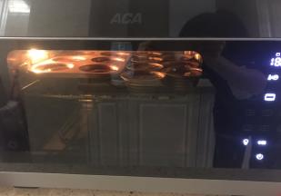 烤箱190度提前预热好，然后放入烤箱，中层上下火转180度烤25分钟左右。