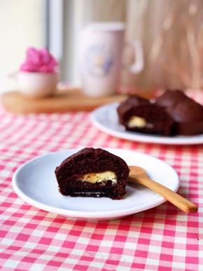 切开看看，好吃的白巧克力夹心。